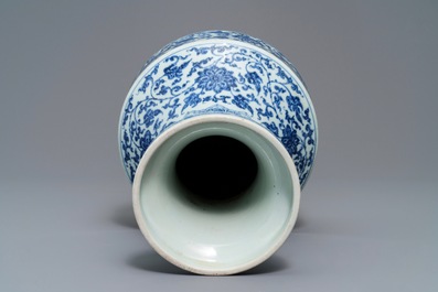 Een Chinese blauwwitte vaas met florale slingers, Qianlong