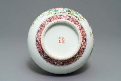 Een Chinese famille rose tianqiu ping vaas met floraal decor, Hongxian merk, Republiek, 20e eeuw
