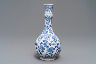 Un vase de forme bouteille en porcelaine de Chine bleu et blanc, Kangxi
