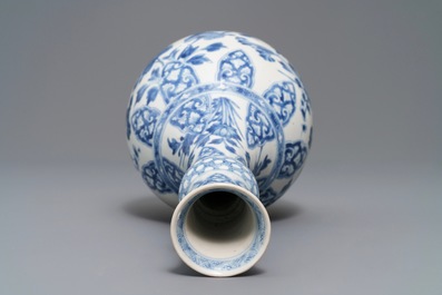 Un vase de forme bouteille en porcelaine de Chine bleu et blanc, Kangxi