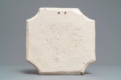 Une plaque en fa&iuml;ence de Delft bleu et blanc &agrave; bordure en jaune, 18&egrave;me
