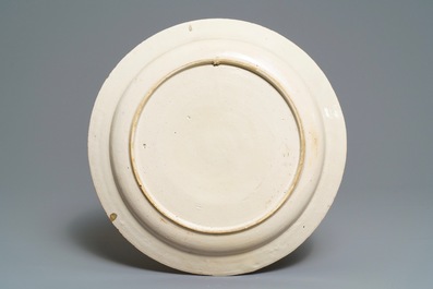 Un plat en fa&iuml;ence de Delft polychrome &agrave; d&eacute;cor romantique, 18&egrave;me