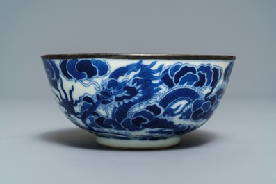 Een Chinese blauwwitte 'Bleu de Hue' kom voor het Vietnamese hof, Thieu Tri merk, 19e eeuw