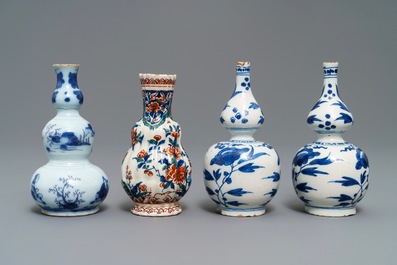 Vier kleine blauwwitte en kasjmier palet Delftse vaasjes, eind 17e eeuw