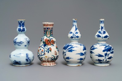 Vier kleine blauwwitte en kasjmier palet Delftse vaasjes, eind 17e eeuw