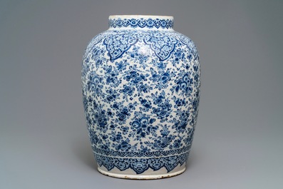Een grote blauwwitte Delftse vaas met floraal decor, 17/18e eeuw