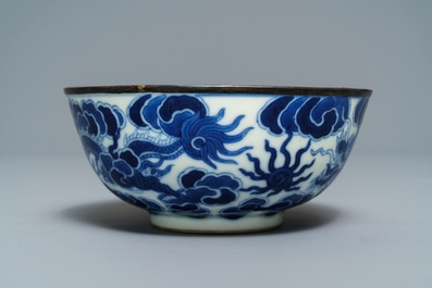 Een Chinese blauwwitte 'Bleu de Hue' kom voor het Vietnamese hof, Thieu Tri merk, 19e eeuw