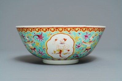 A large Chinese Thai market Bencharong bowl, Yongzheng mark, 19th C.