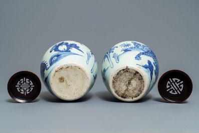 Une paire de pots en porcelaine de Chine bleu et blanc &agrave; d&eacute;cor d'un kylin, &eacute;poque Transition