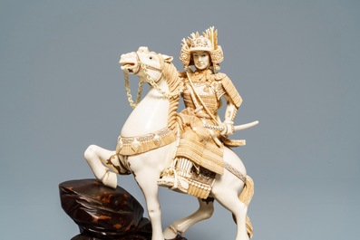 Une figure d'un cavalier en ivoire sculpt&eacute;, Japon, 1&egrave;re moiti&eacute; du 20&egrave;me