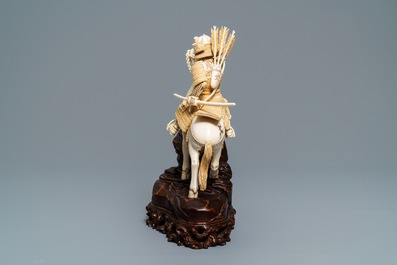 Une figure d'un cavalier en ivoire sculpt&eacute;, Japon, 1&egrave;re moiti&eacute; du 20&egrave;me