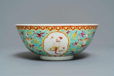 A large Chinese Thai market Bencharong bowl, Yongzheng mark, 19th C.