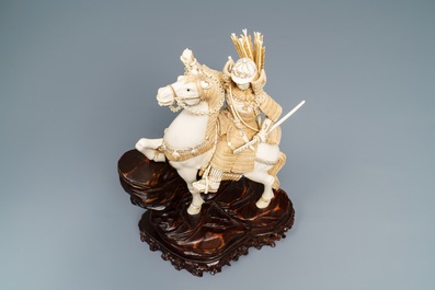 Une figure d'un cavalier en ivoire sculpt&eacute;, Japon, 1&egrave;re moiti&eacute; du 20&egrave;me