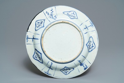 Un plat en porcelaine de Chine bleu et blanc de type kraak, Wanli