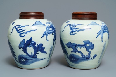 Une paire de pots en porcelaine de Chine bleu et blanc &agrave; d&eacute;cor d'un kylin, &eacute;poque Transition
