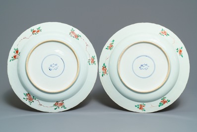 Une paire de plats en porcelaine de Chine famille verte, Kangxi