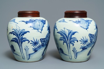 Une paire de pots en porcelaine de Chine bleu et blanc &agrave; d&eacute;cor d'un kylin, &eacute;poque Transition