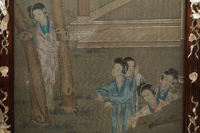 Un &eacute;cran en bois incrust&eacute; de nacre &agrave; peintures sur soie, Chine, 19&egrave;me