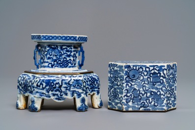 Een Chinese blauwwitte 'Bleu de Hue' altaarstand voor de Vietnamese markt, 19e eeuw