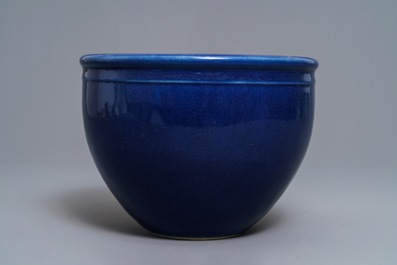Une jardini&egrave;re en porcelaine de Chine bleu monochrome, 18/19&egrave;me