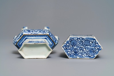 Een Chinese blauwwitte 'Bleu de Hue' altaarstand voor de Vietnamese markt, 19e eeuw