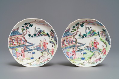 Une paire de tasses et soucoupes en porcelaine de Chine famille rose, Yongzheng