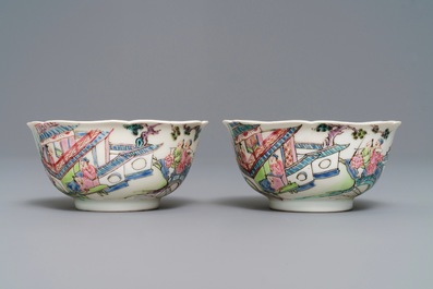 Une paire de tasses et soucoupes en porcelaine de Chine famille rose, Yongzheng