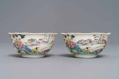 Une paire de tasses et soucoupes en porcelaine de Chine famille rose, Yongzheng