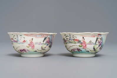 Une paire de tasses et soucoupes en porcelaine de Chine famille rose, Yongzheng