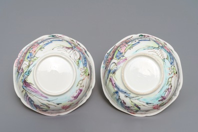 Une paire de tasses et soucoupes en porcelaine de Chine famille rose, Yongzheng