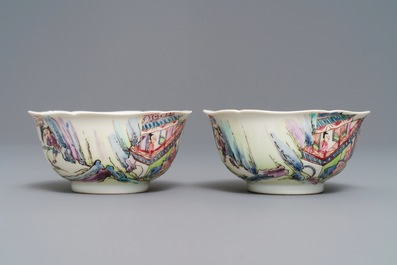 Une paire de tasses et soucoupes en porcelaine de Chine famille rose, Yongzheng