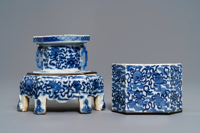 Een Chinese blauwwitte 'Bleu de Hue' altaarstand voor de Vietnamese markt, 19e eeuw