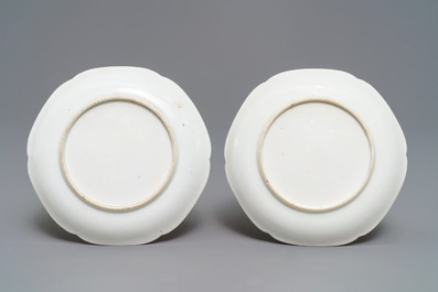 Une paire de tasses et soucoupes en porcelaine de Chine famille rose, Yongzheng