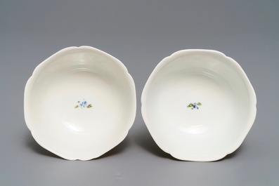 Une paire de tasses et soucoupes en porcelaine de Chine famille rose, Yongzheng