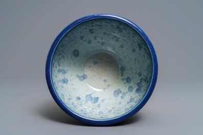 Une jardini&egrave;re en porcelaine de Chine bleu monochrome, 18/19&egrave;me