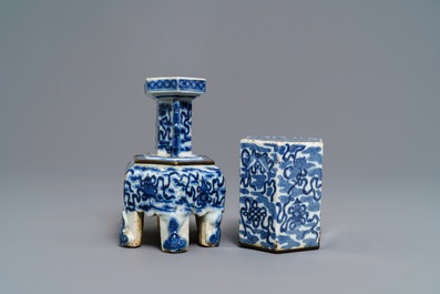 Een Chinese blauwwitte 'Bleu de Hue' altaarstand voor de Vietnamese markt, 19e eeuw