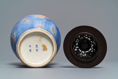 Een Chinese poederblauwe en koperrode 'draken' vaas, Kangxi merk, 19e eeuw