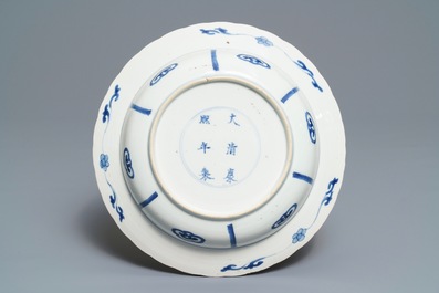 Een Chinees blauwwit bord met strijders te paard, Kangxi merk en periode