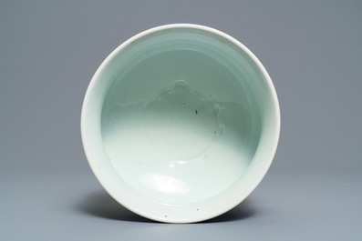 Un br&ucirc;le-parfum en porcelaine de Chine bleu et blanc &agrave; d&eacute;cor de figures dans un paysage, Kangxi
