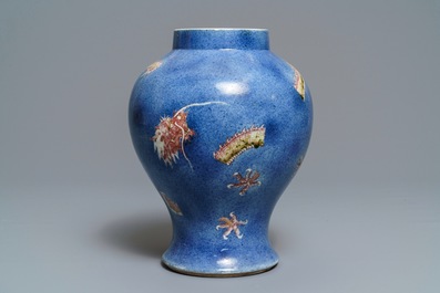 Een Chinese poederblauwe en koperrode 'draken' vaas, Kangxi merk, 19e eeuw