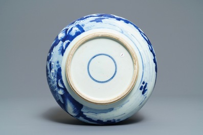 Un br&ucirc;le-parfum en porcelaine de Chine bleu et blanc &agrave; d&eacute;cor de figures dans un paysage, Kangxi