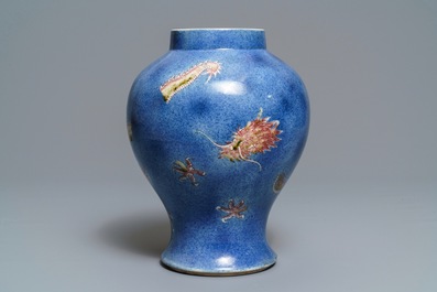 Een Chinese poederblauwe en koperrode 'draken' vaas, Kangxi merk, 19e eeuw