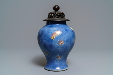 Een Chinese poederblauwe en koperrode 'draken' vaas, Kangxi merk, 19e eeuw