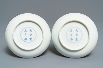 Une paire de coupes en porcelaine de Chine famille rose, marque et &eacute;poque de Yongzheng