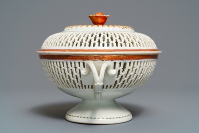 Un bol &agrave; ch&acirc;taignes et son couvercle en porcelaine de Chine d&rsquo;exportation, Qianlong
