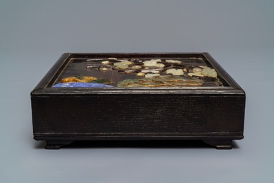 Une bo&icirc;te couverte en bois incrust&eacute; de pierre &agrave; savon, Chine, 19/20&egrave;me