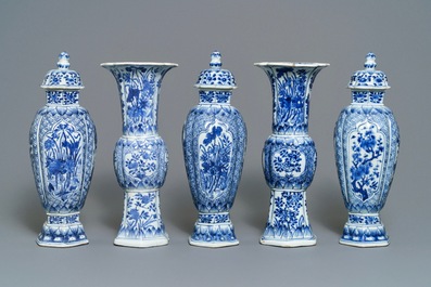 Une garniture de cinq vases en porcelaine de Chine bleu et blanc, Kangxi