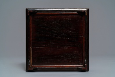 Une bo&icirc;te couverte en bois incrust&eacute; de pierre &agrave; savon, Chine, 19/20&egrave;me