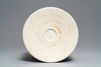 Een grote Chinese blauwwitte penselenbeker, bitong, Transitie periode