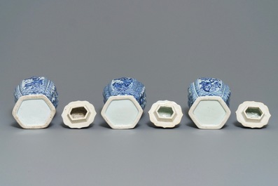 Une garniture de cinq vases en porcelaine de Chine bleu et blanc, Kangxi